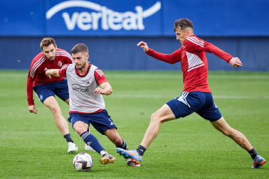 Fotos del entrenamiento de Osasuna en El Sadar ante 4.000 escolares de ‘Aula Rojilla’.
