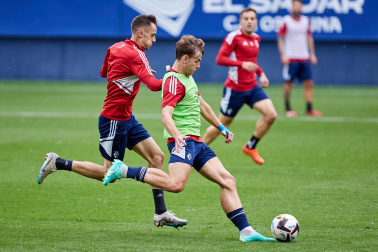 Fotos del entrenamiento de Osasuna en El Sadar ante 4.000 escolares de ‘Aula Rojilla’.