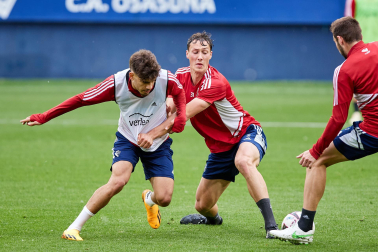 Fotos del entrenamiento de Osasuna en El Sadar ante 4.000 escolares de ‘Aula Rojilla’.