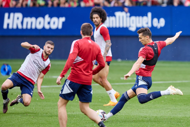 Fotos del entrenamiento de Osasuna en El Sadar ante 4.000 escolares de ‘Aula Rojilla’.