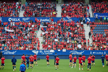 Fotos del entrenamiento de Osasuna en El Sadar ante 4.000 escolares de ‘Aula Rojilla’.