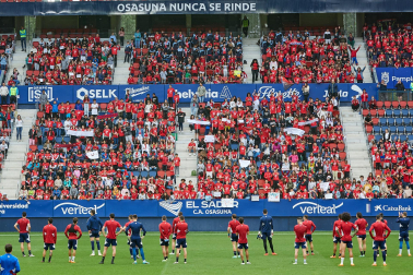 Fotos del entrenamiento de Osasuna en El Sadar ante 4.000 escolares de ‘Aula Rojilla’.
