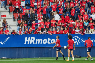 Fotos del entrenamiento de Osasuna en El Sadar ante 4.000 escolares de ‘Aula Rojilla’.