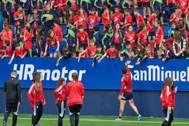 Fotos del entrenamiento de Osasuna en El Sadar ante 4.000 escolares de ‘Aula Rojilla’.