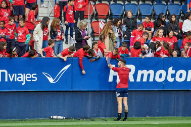Fotos del entrenamiento de Osasuna en El Sadar ante 4.000 escolares de ‘Aula Rojilla’.