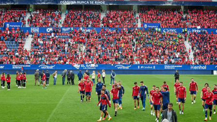 Fotos del entrenamiento de Osasuna en El Sadar ante 4.000 escolares de ‘Aula Rojilla’.
