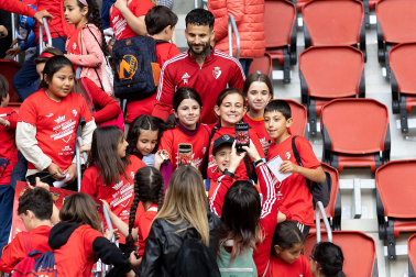 Fotos del entrenamiento de Osasuna en El Sadar ante 4.000 escolares de ‘Aula Rojilla’.
