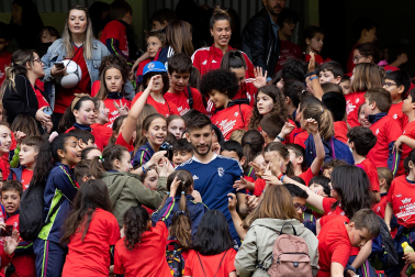 Fotos del entrenamiento de Osasuna en El Sadar ante 4.000 escolares de ‘Aula Rojilla’.
