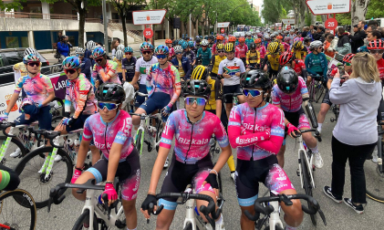 La Avenida Sancho el Fuerte de Pamplona ha acogido este miércoles a mediodía la salida de la Navarra Women’s Elite Classics, de 135,8 kilómetros. En la prueba participan 123 ciclistas de 23 equipos. La meta estará situada en ese mismo punto de la capital navarra, a donde está previsto que lleguen las corredoras hacia las 17.30 horas, según el horario intermedio.