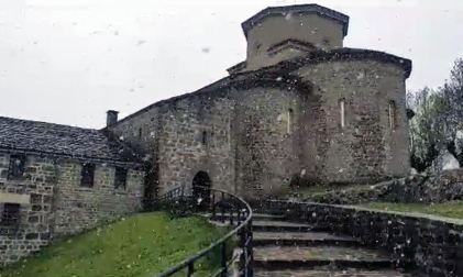 La nieve ha hecho acto de presencia este viernes en el santuario de San Miguel de Aralar, a 1.355 metros de altitud. El descenso térmico de estos días en Navarra se une a la lluvia y a los chubascos, presentes sobre todo en el noroeste de la Comunidad y en la zona de los Pirineos. Según la AEMET, las precipitaciones continuarán durante todo el fin de semana en esas zonas y las temperaturas irán ascendiendo.