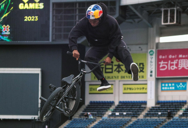 Vídeo de los X Games de Japón 2023 Celebrado por segunda vez en la historia en la ciudad japonesa de Chiba, el Zozo Marine Stadium recibió el pasado 14 de mayo a la élite del BMX Street durante la celebración de los X Games de verano. El rider pamplonés de Red Bull Courage Adams deleitó con su característico estilo asegurándose la plata tras conseguir un 80.00 y un 89,66 en la segunda ronda gracias a sus manuals.