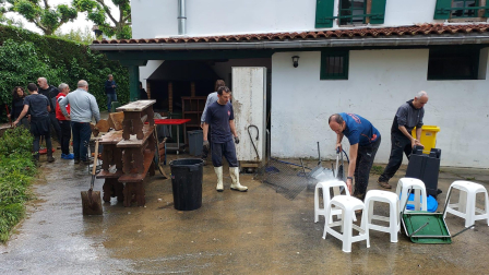 Los vecinos se afanan en limpiar en Bera.