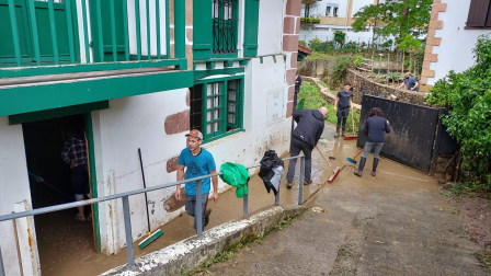 Los vecinos se afanan en limpiar en Bera.