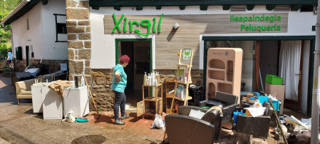Comercios de Bera se han visto afectados por las lluvias.