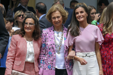 Fotos de la salida de los miembros de la familia real tras la confirmación de la infanta Sofía en la iglesia de la Asunción de Nuestra Señora, en el distrito madrileño de Aravaca.
