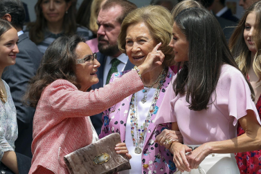 Fotos de la salida de los miembros de la familia real tras la confirmación de la infanta Sofía en la iglesia de la Asunción de Nuestra Señora, en el distrito madrileño de Aravaca.