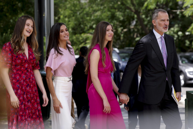 Fotos de la salida de los miembros de la familia real tras la confirmación de la infanta Sofía en la iglesia de la Asunción de Nuestra Señora, en el distrito madrileño de Aravaca.