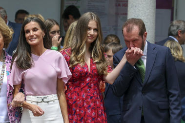 Fotos de la salida de los miembros de la familia real tras la confirmación de la infanta Sofía en la iglesia de la Asunción de Nuestra Señora, en el distrito madrileño de Aravaca.