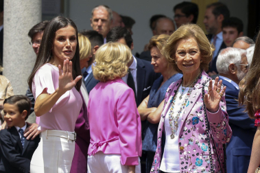 Fotos de la salida de los miembros de la familia real tras la confirmación de la infanta Sofía en la iglesia de la Asunción de Nuestra Señora, en el distrito madrileño de Aravaca.
