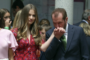Fotos de la salida de los miembros de la familia real tras la confirmación de la infanta Sofía en la iglesia de la Asunción de Nuestra Señora, en el distrito madrileño de Aravaca.