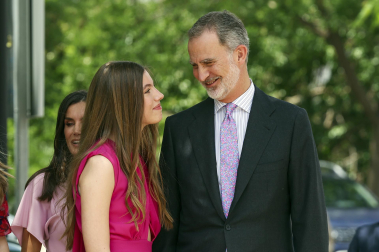 Fotos de la salida de los miembros de la familia real tras la confirmación de la infanta Sofía en la iglesia de la Asunción de Nuestra Señora, en el distrito madrileño de Aravaca.