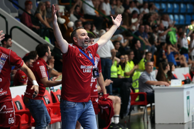 Fotos del Helvetia Anaitasuna tras el partido ante el Logroño y despedida de Carlos Chocarro e Ibai Meoki.