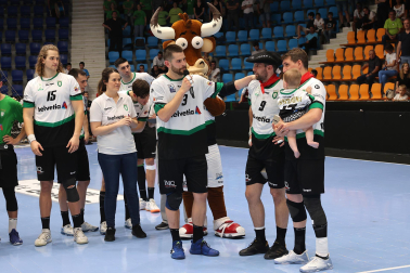 Fotos del Helvetia Anaitasuna tras el partido ante el Logroño y despedida de Carlos Chocarro e Ibai Meoki.
