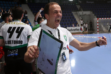 Fotos del Helvetia Anaitasuna tras el partido ante el Logroño y despedida de Carlos Chocarro e Ibai Meoki.