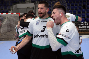 Fotos del Helvetia Anaitasuna tras el partido ante el Logroño y despedida de Carlos Chocarro e Ibai Meoki.