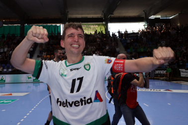 Fotos del Helvetia Anaitasuna tras el partido ante el Logroño y despedida de Carlos Chocarro e Ibai Meoki.
