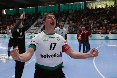 Fotos del Helvetia Anaitasuna tras el partido ante el Logroño y despedida de Carlos Chocarro e Ibai Meoki.