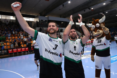 Fotos del Helvetia Anaitasuna tras el partido ante el Logroño y despedida de Carlos Chocarro e Ibai Meoki.
