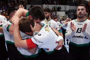 Fotos del Helvetia Anaitasuna tras el partido ante el Logroño y despedida de Carlos Chocarro e Ibai Meoki.