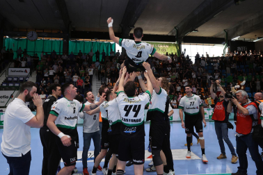 Fotos del Helvetia Anaitasuna tras el partido ante el Logroño y despedida de Carlos Chocarro e Ibai Meoki.