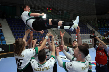 Fotos del Helvetia Anaitasuna tras el partido ante el Logroño y despedida de Carlos Chocarro e Ibai Meoki.