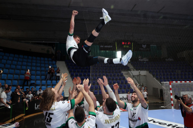 Fotos del Helvetia Anaitasuna tras el partido ante el Logroño y despedida de Carlos Chocarro e Ibai Meoki.