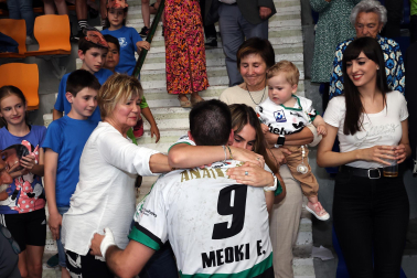 Fotos del Helvetia Anaitasuna tras el partido ante el Logroño y despedida de Carlos Chocarro e Ibai Meoki.