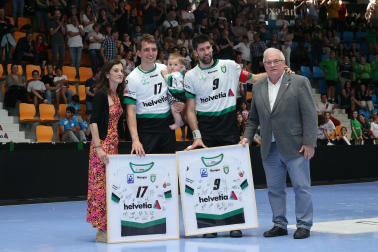 Fotos del Helvetia Anaitasuna tras el partido ante el Logroño y despedida de Carlos Chocarro e Ibai Meoki.