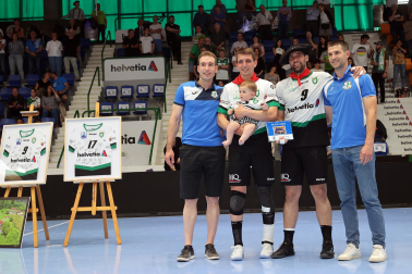 Fotos del Helvetia Anaitasuna tras el partido ante el Logroño y despedida de Carlos Chocarro e Ibai Meoki.