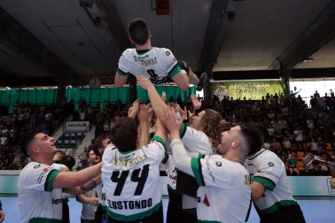 Fotos del Helvetia Anaitasuna tras el partido ante el Logroño y despedida de Carlos Chocarro e Ibai Meoki.