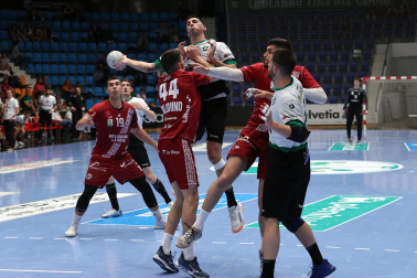 Fotos del Helvetia Anaitasuna tras el partido ante el Logroño y despedida de Carlos Chocarro e Ibai Meoki.