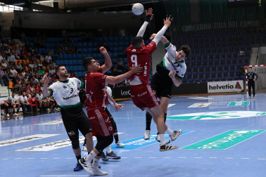 Fotos del Helvetia Anaitasuna tras el partido ante el Logroño y despedida de Carlos Chocarro e Ibai Meoki.