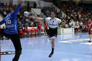 Fotos del Helvetia Anaitasuna tras el partido ante el Logroño y despedida de Carlos Chocarro e Ibai Meoki.