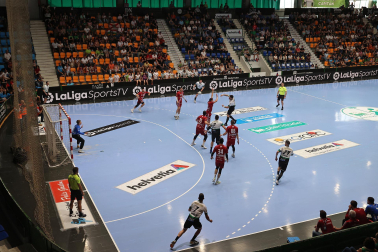 Fotos del Helvetia Anaitasuna tras el partido ante el Logroño y despedida de Carlos Chocarro e Ibai Meoki.