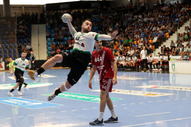 Fotos del Helvetia Anaitasuna tras el partido ante el Logroño y despedida de Carlos Chocarro e Ibai Meoki.
