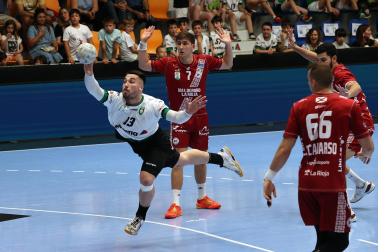 Fotos del Helvetia Anaitasuna tras el partido ante el Logroño y despedida de Carlos Chocarro e Ibai Meoki.