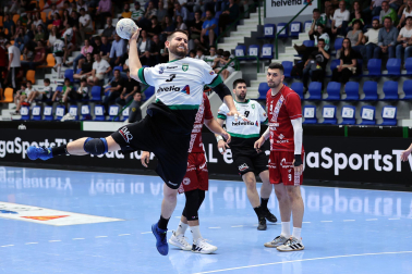 Fotos del Helvetia Anaitasuna tras el partido ante el Logroño y despedida de Carlos Chocarro e Ibai Meoki.
