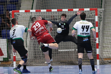 Fotos del Helvetia Anaitasuna tras el partido ante el Logroño y despedida de Carlos Chocarro e Ibai Meoki.