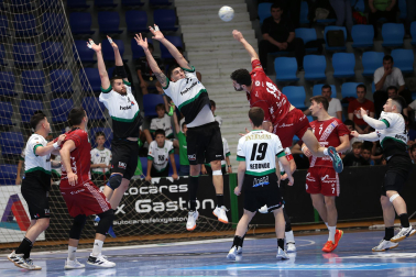 Fotos del Helvetia Anaitasuna tras el partido ante el Logroño y despedida de Carlos Chocarro e Ibai Meoki.