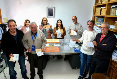 El alcalde de la localidad riojana de Villarroya, Salvador Pérez (2i), posa con sus vecinos tras votar este domingo durante las elecciones municipales y autonómicas